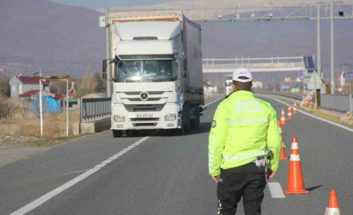 Erzincan’da trafik ekiplerinden zorunlu kış lastiği denetimi