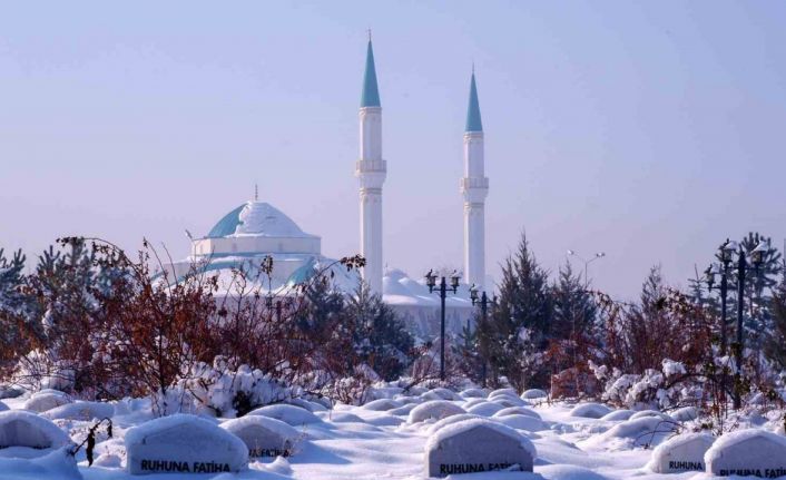 Erzurum buz tuttu, sokak çeşmeleri dondu