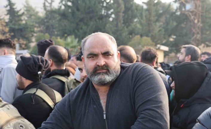 Esad rejimine malını kaptırıp canını zor kurtarmıştı, güle oynaya tekrar ülkesine döndü