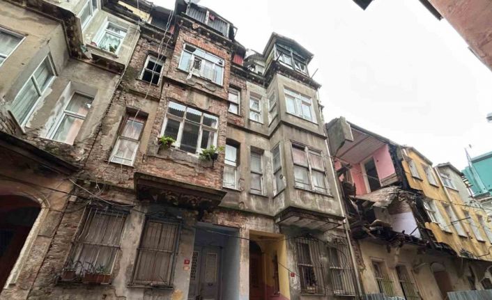 Fatih’te çöken binanın Athena Gökhan’ın kardeşi Hakan Özoğuz’a ait olduğu iddiası