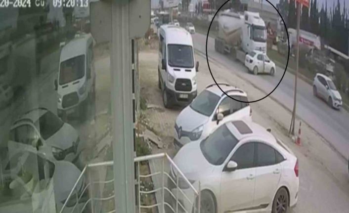 Film sahnesini aratmayan korku dolu dakikalar kamerada: Beton mikseri otomobili metrelerce sürükledi