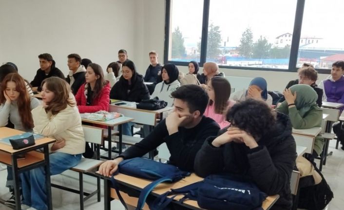 Gediz’de ücretsiz üniversite hazırlık kursları başladı