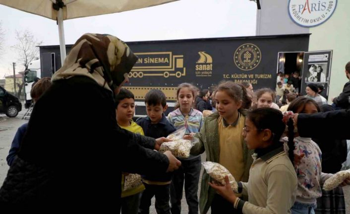 ‘Gezen Tır’ projesi ile çocuklar sinema ile buluşuyor