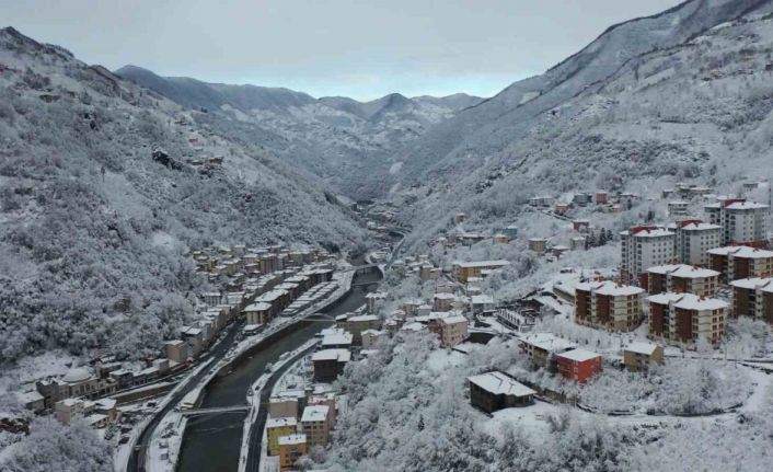 Giresun’un Dereli ilçesi kar yağışıyla kartpostallık görüntülere büründü