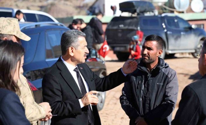 Güvenlik korucusunun evi yandı, Vali Ekici yardıma koştu