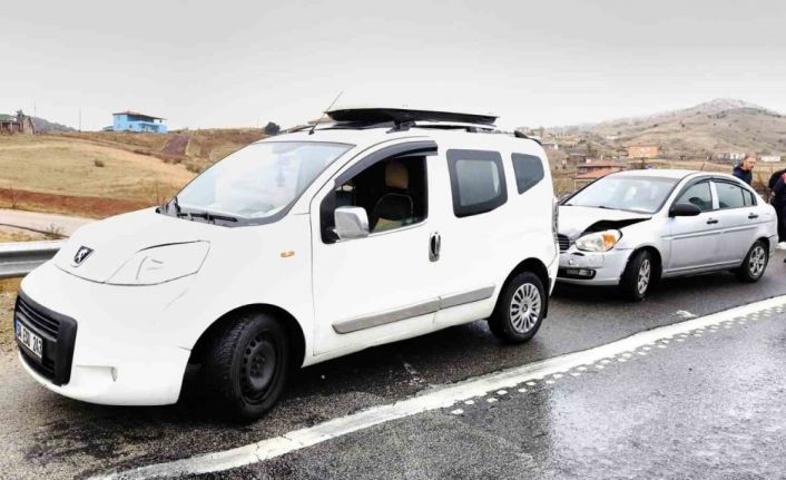 Hafif ticari araç ile otomobil çarpıştı: 2 yaralı