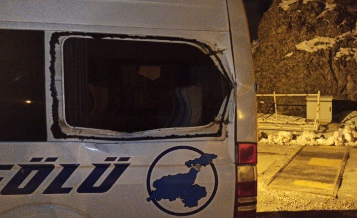 Hakkari’de minibüsün üzerine kaya parçası düştü: 12 yaşındaki çocuk ağır yaralandı