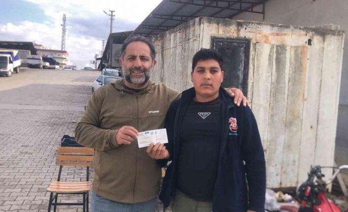 Halde yevmiye ile çalışan Suriye uyruklu genç, bulduğu 315 bin liralık çeki sahibine teslim etti