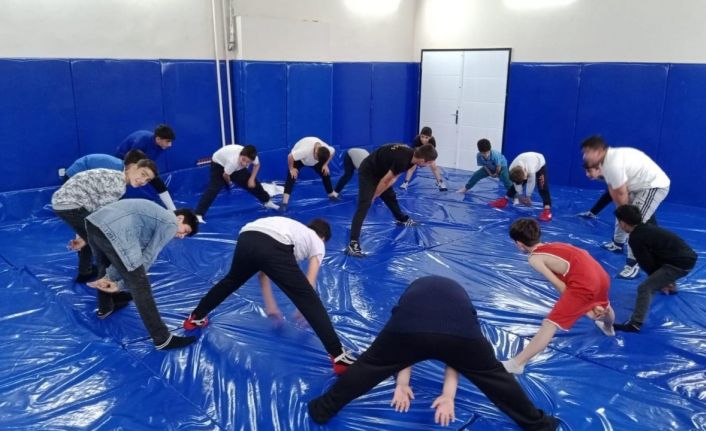 Hasköy’de güreş antrenmanları hız kesmeden devam ediyor