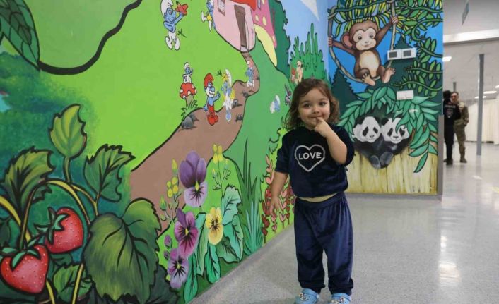 Hastaneye acıyla gelen çocukların yüzlerindeki üzüntüye duvarlara çizilen resimlerle son verildi