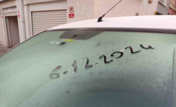 Hava sıcaklığı düştü, camlar buz tuttu
