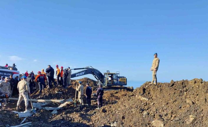 Havadan dron ile yapılan alan taraması ile heyelan altındaki aracın yeri tespit edildi