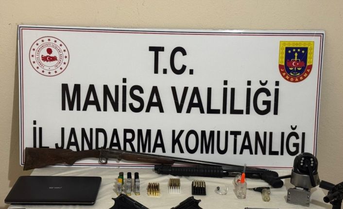 İş yerine çok sayıda silah ve mühimmat ele geçirildi