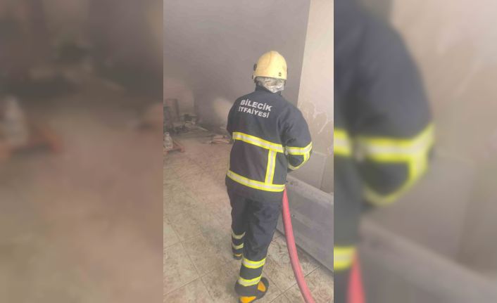 İtfaiye merdiveni yetişmeyince canla başla ellerindeki hortumla 14 kat koştular
