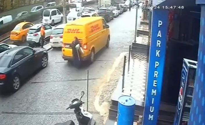 Kaldırımda geri manevra yapan ticari araç yayaya çarptı, o anlar kameraya yansıdı