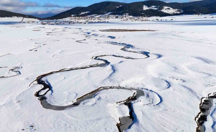 Kar altındaki Çamlıdere Benli Yaylası ve mendereslerden masalsı kareler dron ile görüntülendi