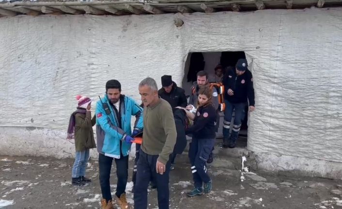 Kar nedeniyle 2 saatte ulaşılan hasta zorlu mücadele ile hastaneye kaldırıldı