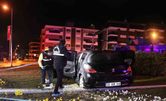 Kavşağa süratli giren otomobil anıt duvarına çarptı: 1 ölü, 1 ağır yaralı