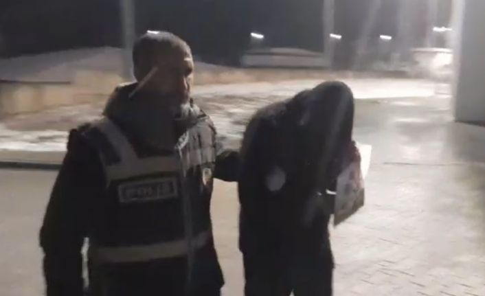 Kendilerini polis olarak tanıtıp vatandaşı 36 bin 800 dolar dolandırdılar