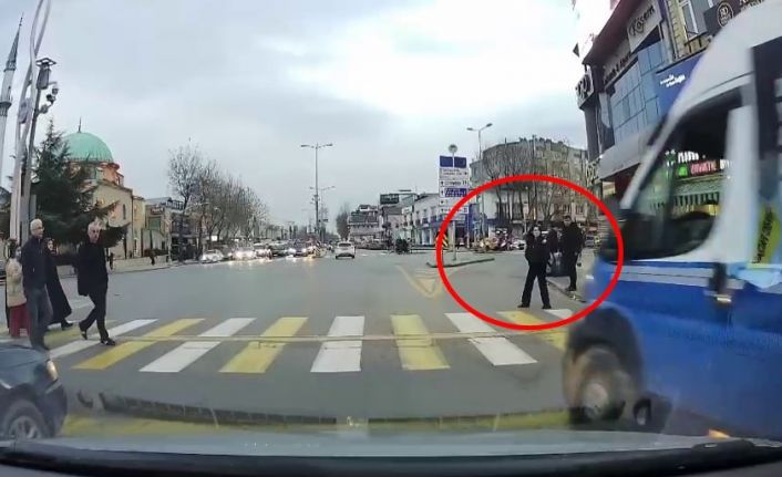 Kırmızı ışıkta geçtiği yetmedi, yayaya çarpmasına ramak kaldı: O anlar kamerada