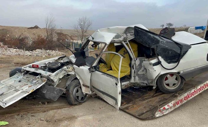 Kontrolden çıkan otomobil beton elektrik direğine çarptı, 18 yaşındaki sürücü hayatını kaybetti