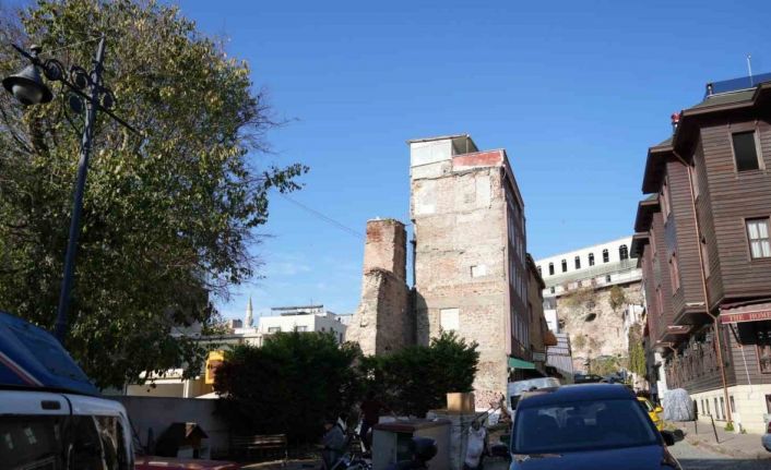 Küçükayasofya Su Terazisi’nin etrafı binalarla kapatıldı: Bakımsız haldeki tarihi yapı havadan görüntülendi