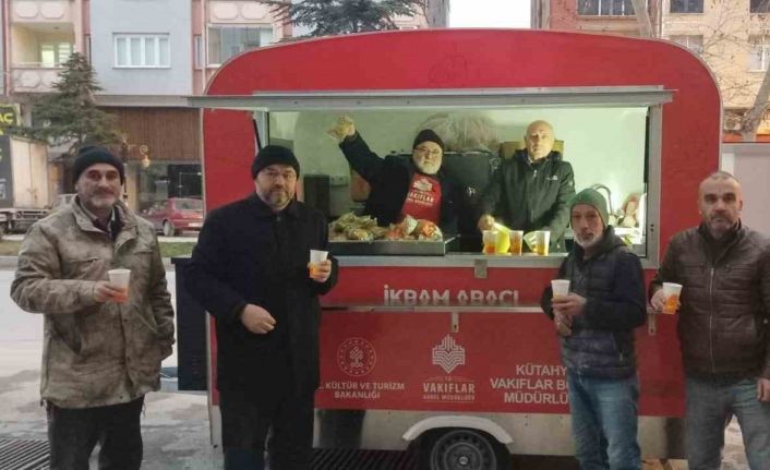 Kütahya Vakıflar Bölge Müdürlüğü çorba ikramı ile vatandaşların gönlünü kazanıyor
