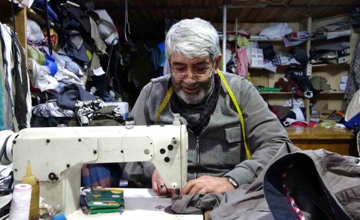 Kütahya’da 64 yıldır terzilik yapan Zeki Alhan, mesleğini ilk günkü heyecanla sürdürüyor