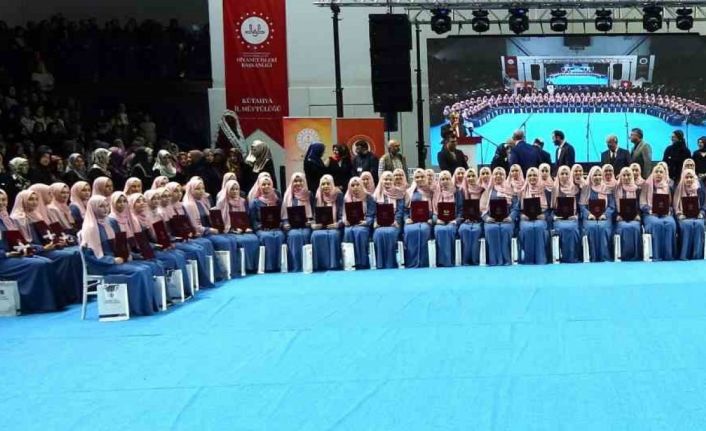 Kütahya’da hafızlık eğitimini başarıyla tamamlayan 83 kız öğrenci için icazet merasimi