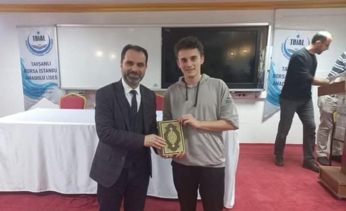 Kütahya’da "Hediyem Kur’an Olsun” projesi kapsamında öğrencilere Kur’an-ı Kerim hediye edildi