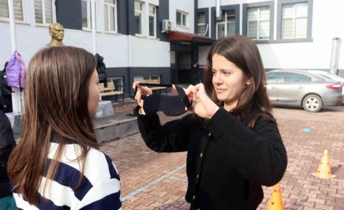 Lise öğrencileri engellilere yönelik ön yargıları yıkmak için empati parkuru oluşturdu