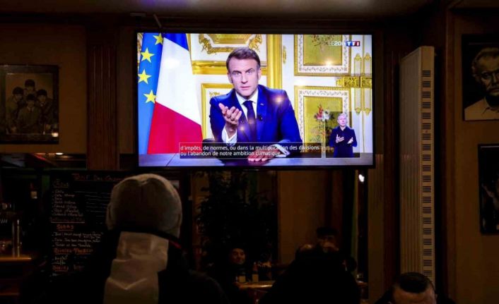 Macron: "Aşırı sağ ve aşırı sol, dün bir araya gelerek cumhuriyet karşıtı bir cephe kurdu”