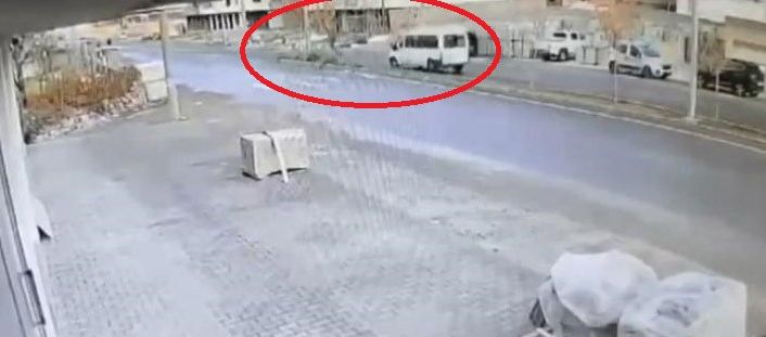 Mardin’de minibüsün öğretmene çarptığı anlar güvenlik kamerasına yansıdı
