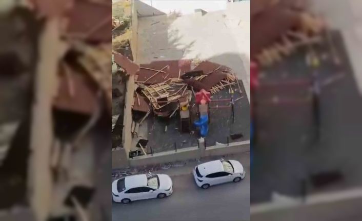 Mardin’de şiddetli fırtına çatı uçurdu