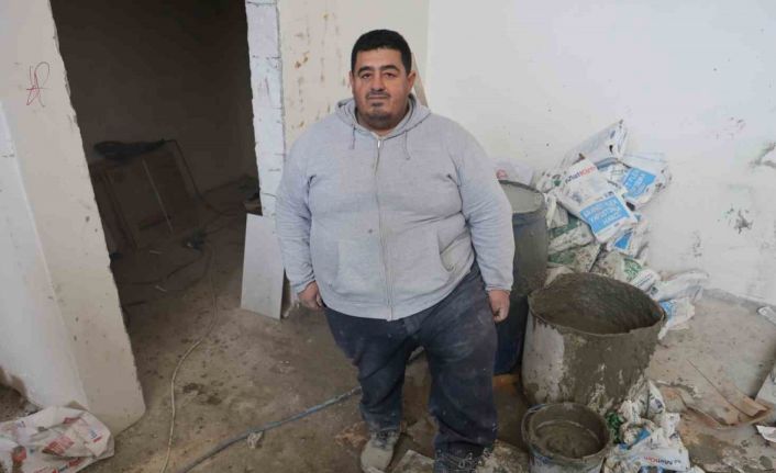 Markete girerken çamurlu ayakkabılarını çıkaran inşaat işçisi söyledikleriyle yürekleri ısıttı