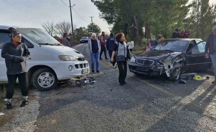 Milas’ta minibüs ile otomobil çarpıştı: 3 yaralı