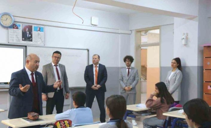 Müdür Başyiğit, “Meslek hayatına erken atılmak isteyenler meslek liselerini tercih etmeli”