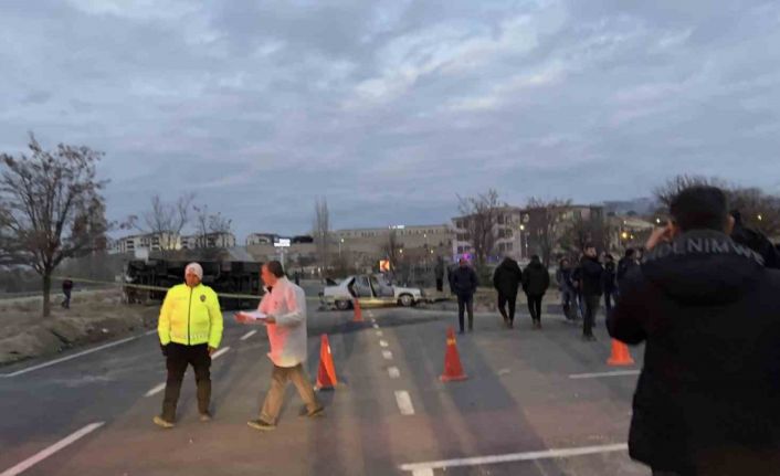 Nevşehir’de otomobille çarpışan öğrenci servisi devrildi: 24 yaralı