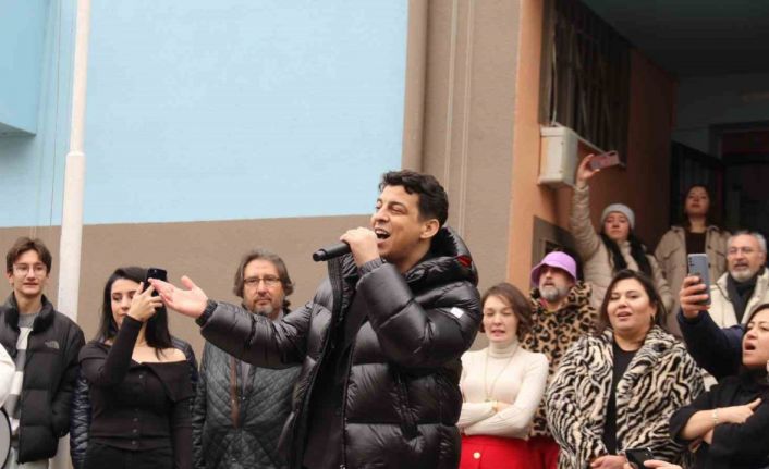 Norm Ender, 100. Yıl Marşı Parla’yı Eskişehir’de minik öğrencilerle seslendirdi