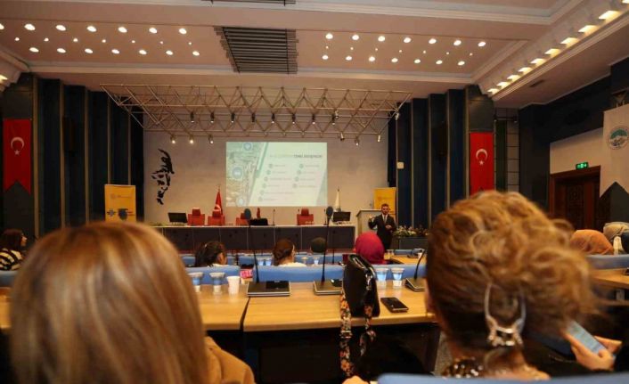 Öğretmenlere ’Akıllı şehir ve gelecek’ anlatıldı