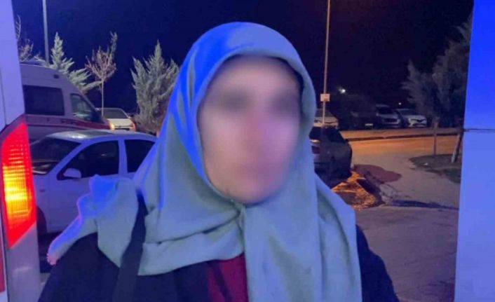 Önce araca çarptılar, ardından kadın sürücü ile eşini darp edip kaçtılar