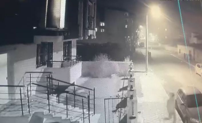 Önce ayakkabıyı çaldı daha sonra çaldığı ayakkabı ile arkadaşlarına hava attı