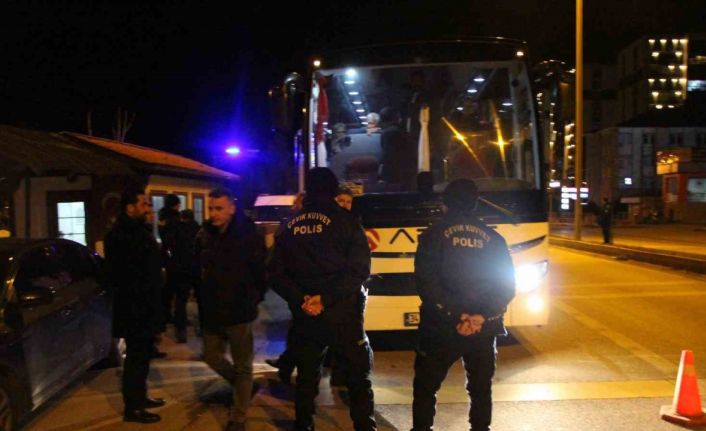 Otobüsün yatak kısmında yakalanan kaçak göçmenlerle ilgili 2 sürücü tutuklandı