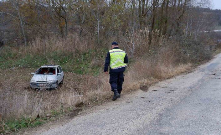 Otomobil tarlaya uçtu: 1 yaralı
