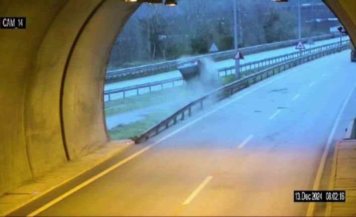 Otomobilin tünel çıkışı takla attığı kaza kamerada