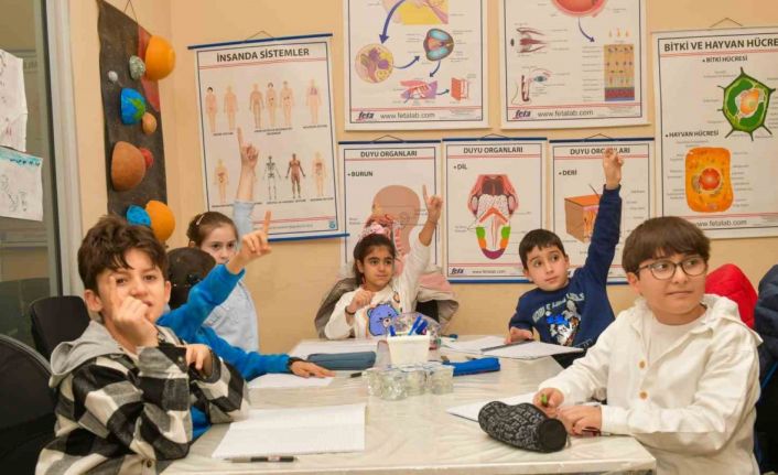 Özel çocuklar deney ve bilim atölyelerinde hem öğreniyor hem de eğleniyor