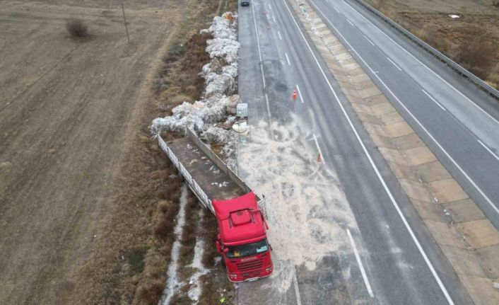(ÖZEL) Geri dönüşüm malzemesi yüklü tır devrildi, sürücü yaralandı