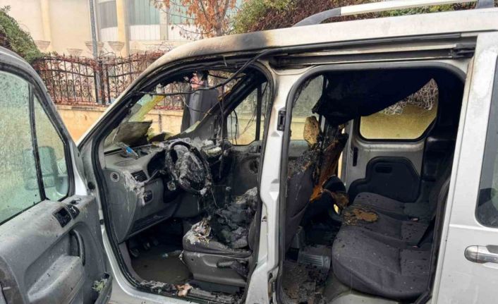 Park halindeki hafif ticari araç yandı