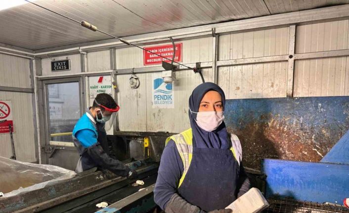 Pendik’te şaşırtan olay: Atık Ayrıştırma Bandında akıllı telefon bulundu