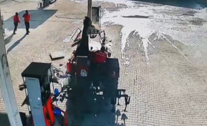 Petrol istasyonunda korku dolu anlar: Ayağı gaza basılı kalınca traktörle pompayı yıktı